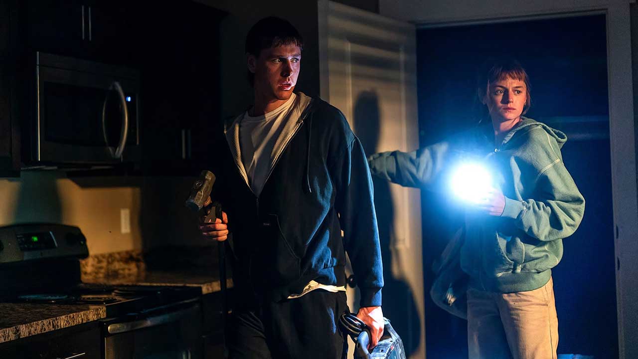 Harris Dickinson como Bill y Emma Corrin como Darby Hart en Asesinato en el fin del mundo (2023)