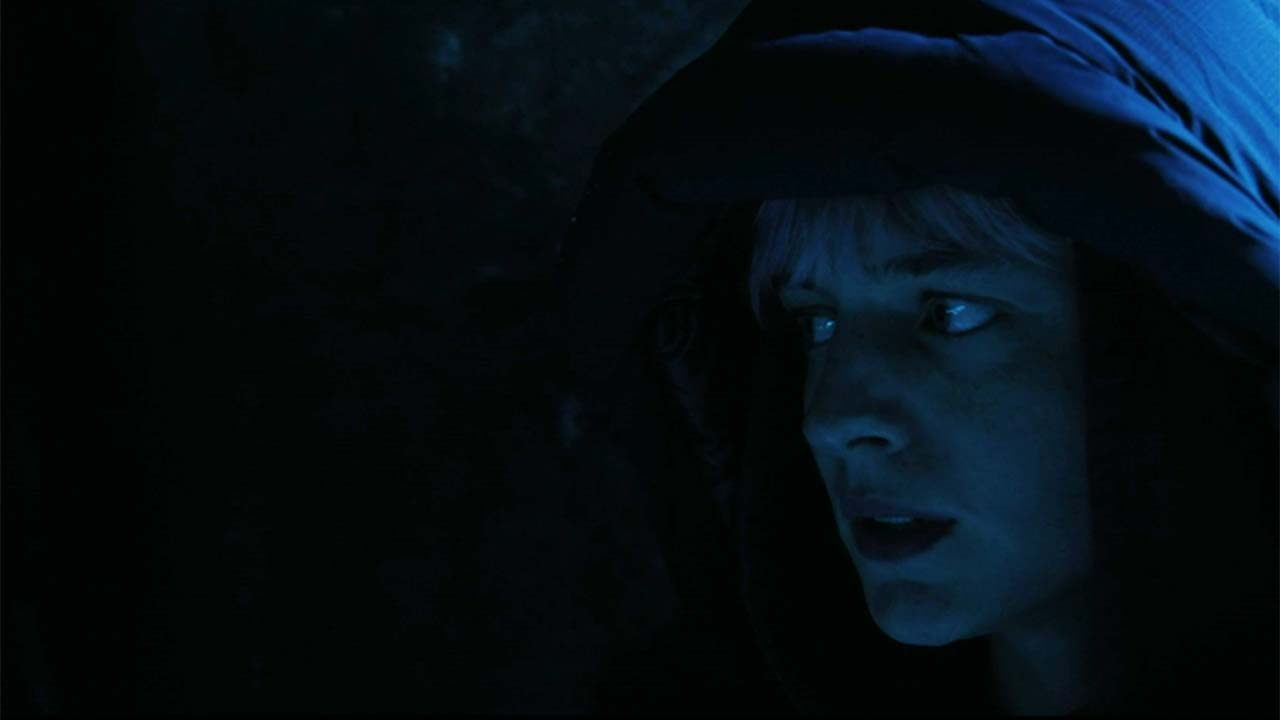 Emma Corrin como Darby Hart en Asesinato en el fin del mundo (2023)