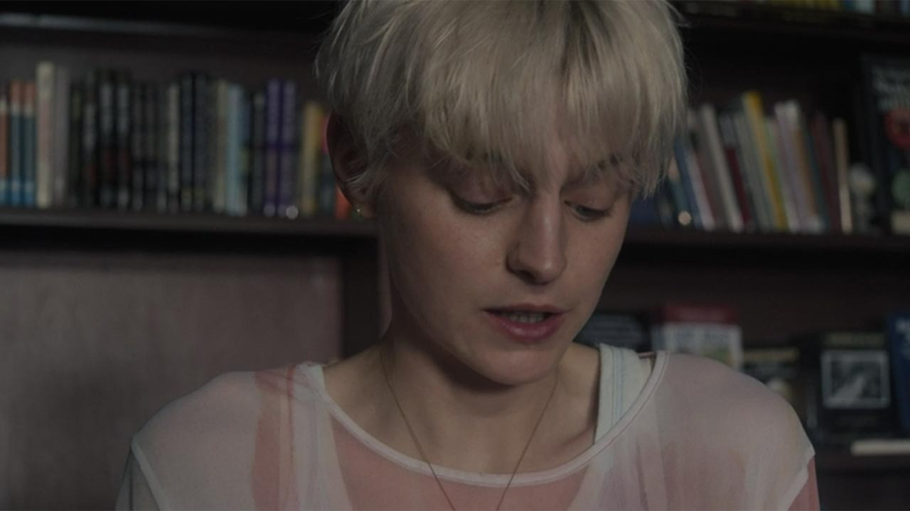 Emma Corrin como Darby Hart en Asesinato en el fin del mundo
