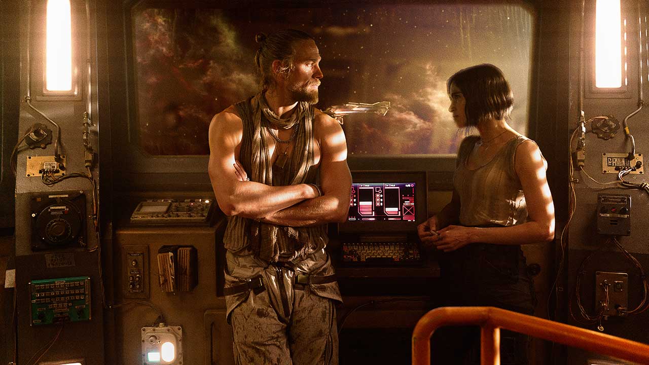 Charlie Hunnam como Kai y Sofia Boutella como Kora en Rebel Moon Parte 1 (2023)