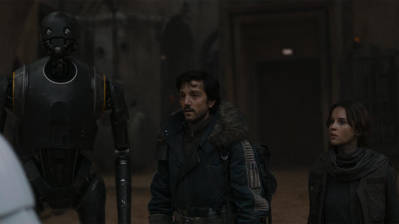 Diego Luna como Cassian Andor y Felicity Jones como Jyn Erso en Rogue One (2016)