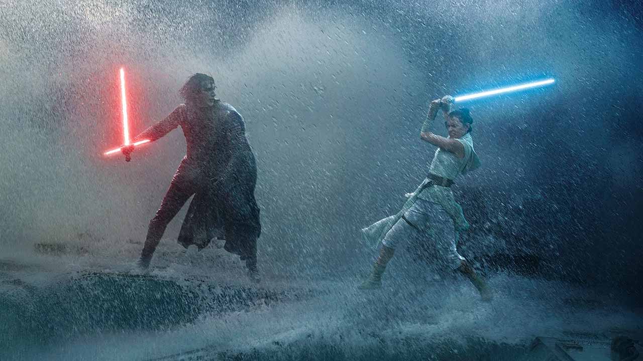 Adam Driver como Ben Solo y Daisy Ridley como Rey en Star Wars: El ascenso de Skywalker (2019)
