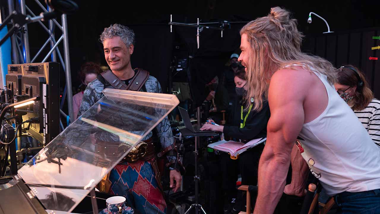Taika Waititi y Chris Hemsworth en el rodaje de Thor Love and Thunder (2022)