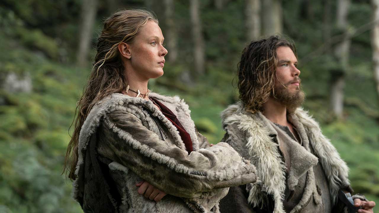 rida Gustavsson como Freydis y Sam Corlett como Leif en Vikingos: Valhalla